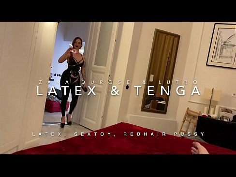 ❤️ Dada wa kambo mwenye kichwa chekundu akiwa amevalia vazi la latex alilobanwa na kaka wa kambo Video ya mkundu ☑